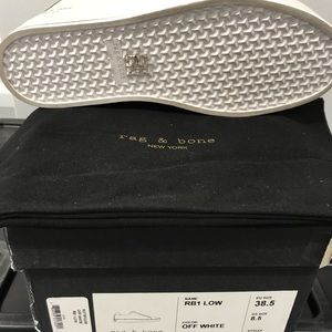 Leather lace up low top sneaker